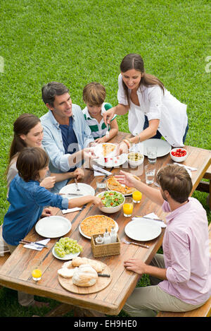 La famiglia e gli amici con picnic mentre è in vacanza Foto Stock