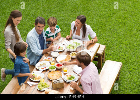 Famiglia e amici si incontrano per picnic Foto Stock