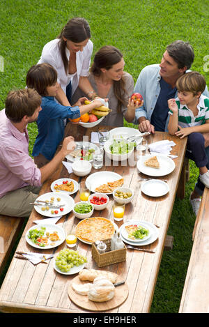 Famiglia e amici si incontrano per weekend picnic Foto Stock