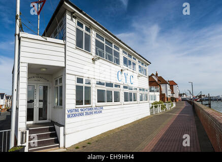 Il Crouch Yacht Club sulle rive del fiume Crouch in Burnham on Crouch in Essex. Foto Stock