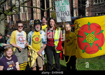 Anti-Fracking manifestanti che partecipano a una manifestazione contro il cambiamento climatico. Foto Stock