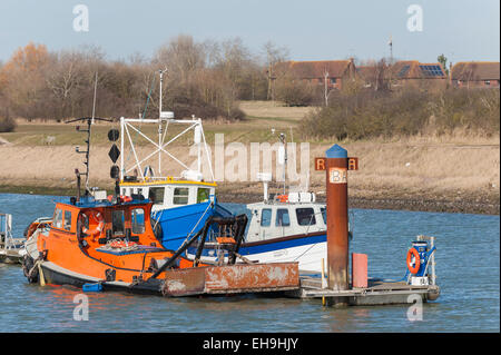 Barche da pesca ormeggiate nel porto di Burnham on Crouch in Essex. Foto Stock