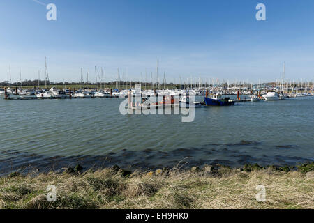 Una vista generale delle barche ormeggiate nel porto di Burnham on Crouch in Essex. Foto Stock