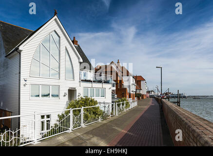 Riverside proprietà sulle rive del fiume Crouch in Burnham on Crouch in Essex. Foto Stock