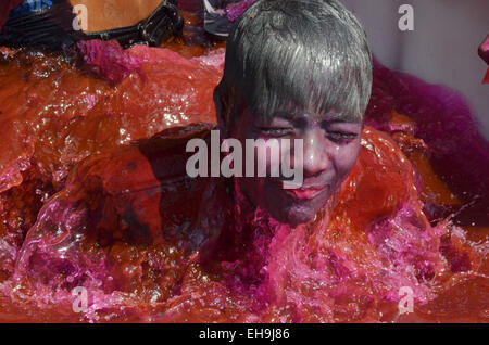 Bhopal. 10 marzo, 2015. La gente ha celebrato Rang Panchmi festival a Bhopal Martedì, Marzo 10th. Essi presero una colorata processione e giocare con i colori e il fango. "Rang Panchami' è un festival celebrato 5 giorni dopo Holi. Santo krishna: si è celebrato il quinto giorno (Panchami) nel buio quindicina degli Indù mese lunare di Phalgun lanciando un rosso, fragrante polvere (gulal) e gli spruzzi di acqua colorata, ecc. su altri. Credito: devendra dube/Alamy Live News Foto Stock