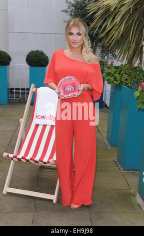 Londra, Regno Unito. Decimo Mar, 2015. Billie Faiers pone per le immagini come ella è denominato icelolly.com Celebrity mamma dell'anno a 4 Hamilton Place. Credito: Ferdaus Shamim/ZUMA filo/Alamy Live News Foto Stock