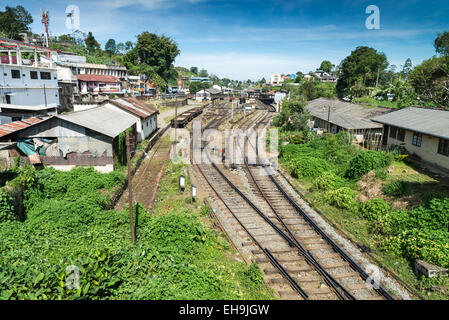 Hatton stazione ferroviaria sul percorso da Kandy a Ella, negli altopiani dello Sri Lanka, in Asia Foto Stock