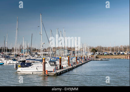 Una vista generale delle barche ormeggiate nel porto di Burnham on Crouch in Essex. Foto Stock