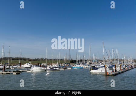 Una vista generale delle barche ormeggiate nel porto di Burnham on Crouch in Essex. Foto Stock