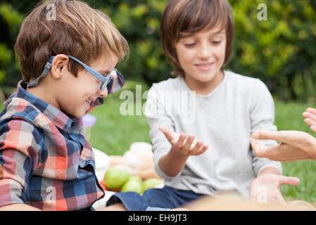 Ragazzi giocare gioco battendo le mani Foto Stock