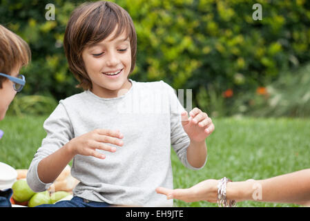 Ragazzo giocando a mano gioco slap Foto Stock