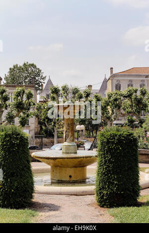 Giardino pubblico con fontana di Castillon-la-Bataille, Gironde, Aquitaine, Francia Foto Stock