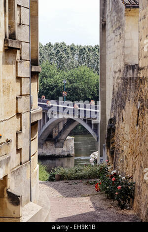 Vista del ponte sul fiume Dordogne tra edifici di Castillon-la-Bataille, Gironde, Aquitaine, Francia Foto Stock