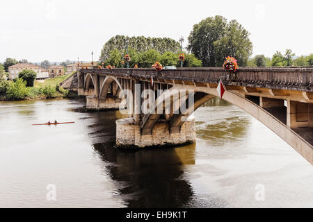 Canottaggio persone vicino al ponte sul fiume Dordogna in Castillon-la-Bataille, Gironde, Aquitaine, Francia Foto Stock