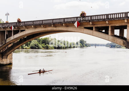 Canottaggio persone vicino al ponte sul fiume Dordogna in Castillon-la-Bataille, Gironde, Aquitaine, Francia Foto Stock