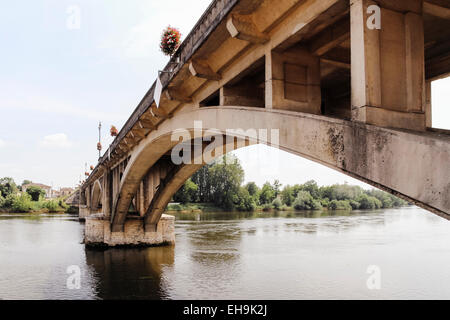 Ponte sul fiume Dordogne, Castillon-la-Bataille, Gironde, Aquitaine, Francia Foto Stock