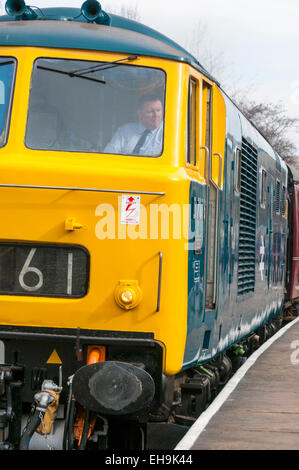 Driver del treno in una classe 35 diesel Hymek loco ricreando un degli anni settanta scena ferroviaria a Lancaster sulla East Lancs Railway Foto Stock