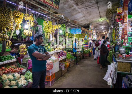 Mercato alimentare a Nuwara Eliya, provincia di Kandy, Sri Lanka, Asia Foto Stock