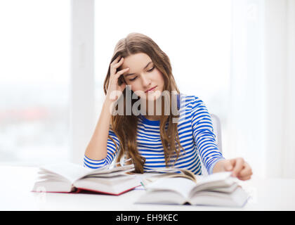 Lo studente ha sottolineato la ragazza con i libri Foto Stock