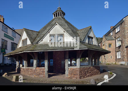 Xvii secolo mercato dei filati in Dunster High Street, Somerset Foto Stock