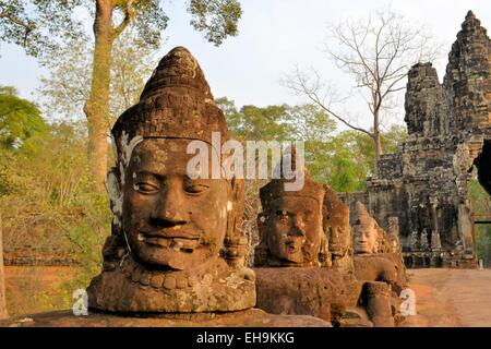 Porta nord di Angkor Thom in Cambogia è allineato con i guerrieri e demoni Foto Stock