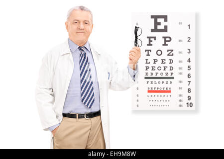 All'ottico optometrista occhiali di contenimento nella parte anteriore del grafico oculare isolati su sfondo bianco Foto Stock