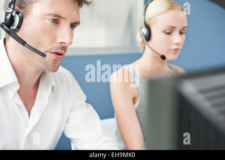 Lavorando in call center Foto Stock