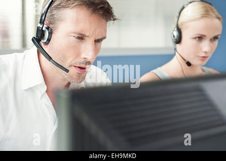 Gli addetti alle vendite che lavorano in call center Foto Stock