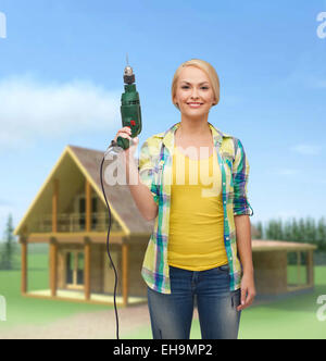 Donna sorridente con la macchina seminatrice Foto Stock