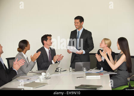 Essendo Executve applaudito da colleghi in riunione Foto Stock