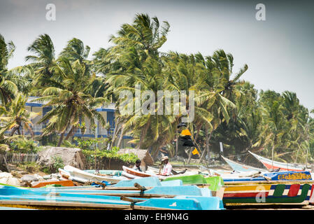 I pescatori su una spiaggia, Arugam Bay, Sri Lanka, Asia Foto Stock