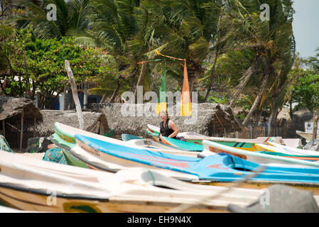 Barche da pesca & Fisherman capanne,Arugam Bay, Sri Lanka, Asia Foto Stock