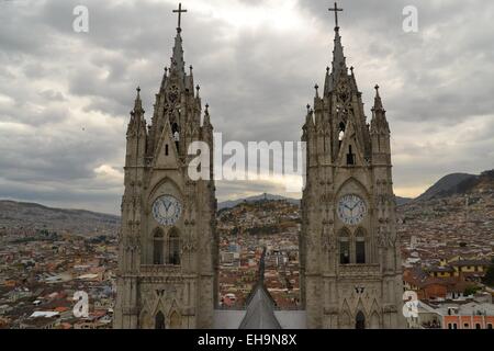 Le torri della Basilica a Quito, Ecuador Foto Stock
