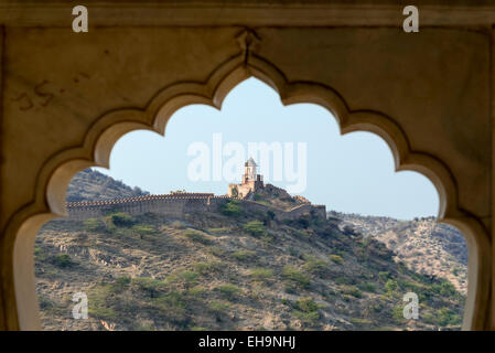 Fortificazione di Jaigarh Fort come visto attraverso Multifoil Arch a ambra (AMER) Palace Jaipur, Rajasthan, India Foto Stock