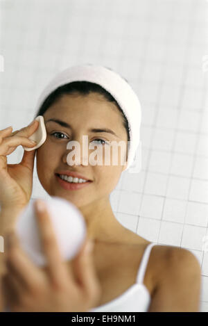 Giovane donna l'applicazione di polvere per il viso Foto Stock