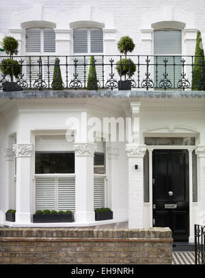 La facciata esterna con finestra a bovindo e balcone con balaustre in strada Chesilton home, REGNO UNITO Foto Stock