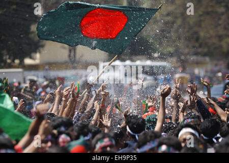 Dacca in Bangladesh. Decimo Mar, 2015. Popolo del Bangladesh celebrare all università di Dhaka martedì su Bangladesh di Coppa del Mondo di vincere contro l'Inghilterra, Dhaka, Bangladesh, 10 marzo 2015. Credito: Suvra Kanti Das/ZUMA filo/ZUMAPRESS.com/Alamy Live News Foto Stock