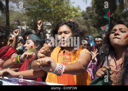 Dacca in Bangladesh. Decimo Mar, 2015. Popolo del Bangladesh celebrare all università di Dhaka martedì su Bangladesh di Coppa del Mondo di vincere contro l'Inghilterra, Dhaka, Bangladesh, 10 marzo 2015. Credito: Suvra Kanti Das/ZUMA filo/ZUMAPRESS.com/Alamy Live News Foto Stock