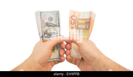 Due mani di dollari ed euro isolato Foto Stock