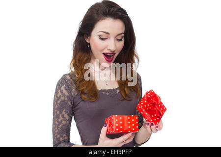 Bella ragazza colto di sorpresa apertura confezione regalo Foto Stock