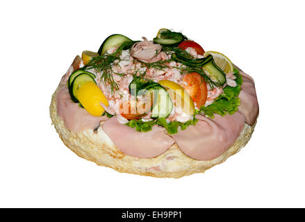 Torta sandwich o sandwich gateau con prosciutto, gamberetti, salmone, limone isolato su bianco. Foto Stock