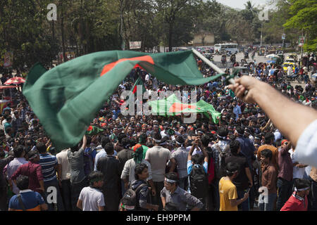 Dacca in Bangladesh. Decimo Mar, 2015. Popolo del Bangladesh celebrare all università di Dhaka martedì su Bangladesh di Coppa del Mondo di vincere contro l'Inghilterra, Dhaka, Bangladesh, 10 marzo 2015. Credito: Suvra Kanti Das/ZUMA filo/ZUMAPRESS.com/Alamy Live News Foto Stock