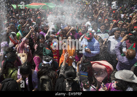 Dacca in Bangladesh. Decimo Mar, 2015. Popolo del Bangladesh celebrare all università di Dhaka martedì su Bangladesh di Coppa del Mondo di vincere contro l'Inghilterra, Dhaka, Bangladesh, 10 marzo 2015. Credito: Suvra Kanti Das/ZUMA filo/ZUMAPRESS.com/Alamy Live News Foto Stock