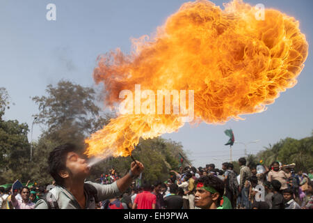 Dacca in Bangladesh. Decimo Mar, 2015. Un uomo del Bangladesh si brucia il fuoco dalla sua bocca all università di Dhaka per celebrare il Bangladesh di Coppa del Mondo di vincere contro l'Inghilterra a Dhaka, nel Bangladesh, 10 marzo 2015. Credito: Suvra Kanti Das/ZUMA filo/ZUMAPRESS.com/Alamy Live News Foto Stock