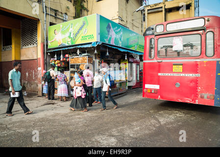 Gli autobus pubblici in central bus terminal in Colombo, Sri Lanka, Sud Asia Foto Stock