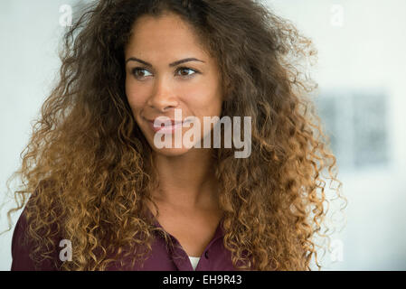 Donna che guarda lontano, sorridente, ritratto Foto Stock