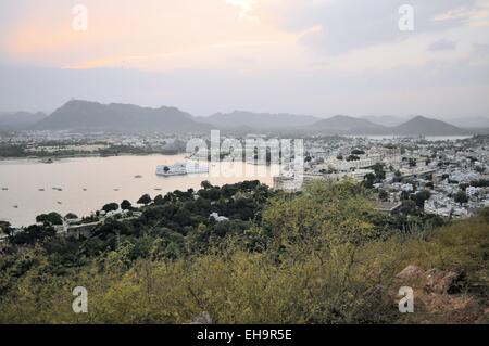 Udaipur city palace al lago Pichola, Udaipur, Rajasthan, India Foto Stock