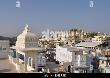 Udaipur city palace al lago Pichola, Udaipur, Rajasthan, India Foto Stock