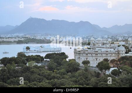 Udaipur city palace al lago Pichola, Udaipur, Rajasthan, India Foto Stock