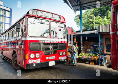 Gli autobus pubblici in central bus terminal in Colombo, Sri Lanka, Sud Asia Foto Stock